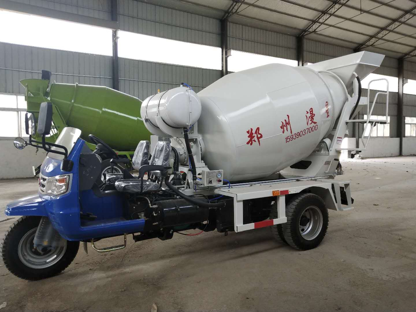 小型混凝土攪拌車開機(jī)注意事項(xiàng)